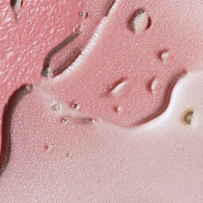 Textura suave com brilho natural, inspirada em pele hidratada e saudável, ideal para produtos de skincare 