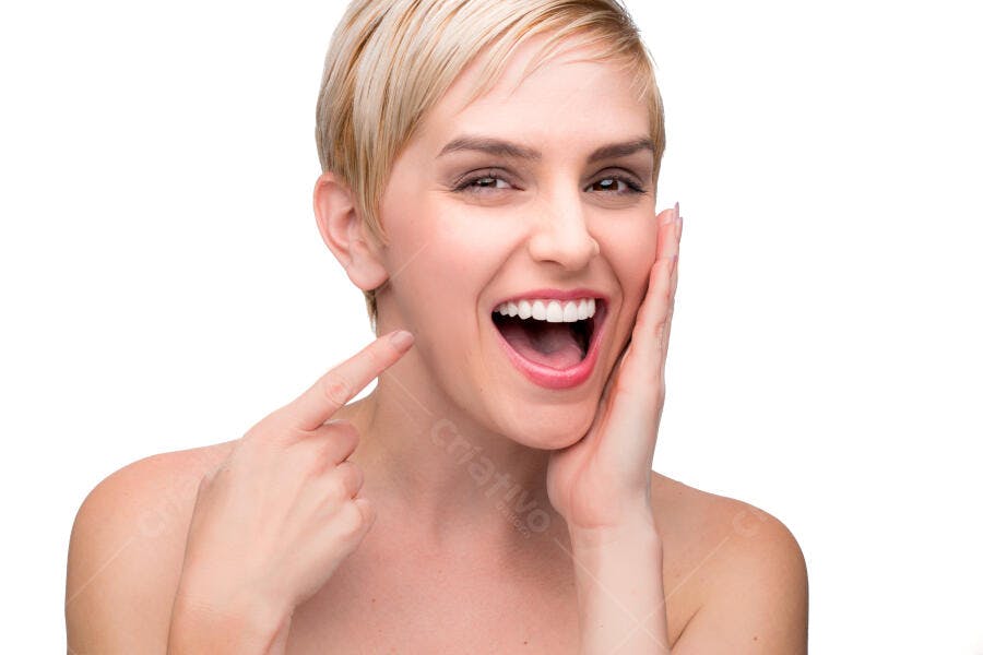 Mulher mostrando dentes brancos e sorriso largo