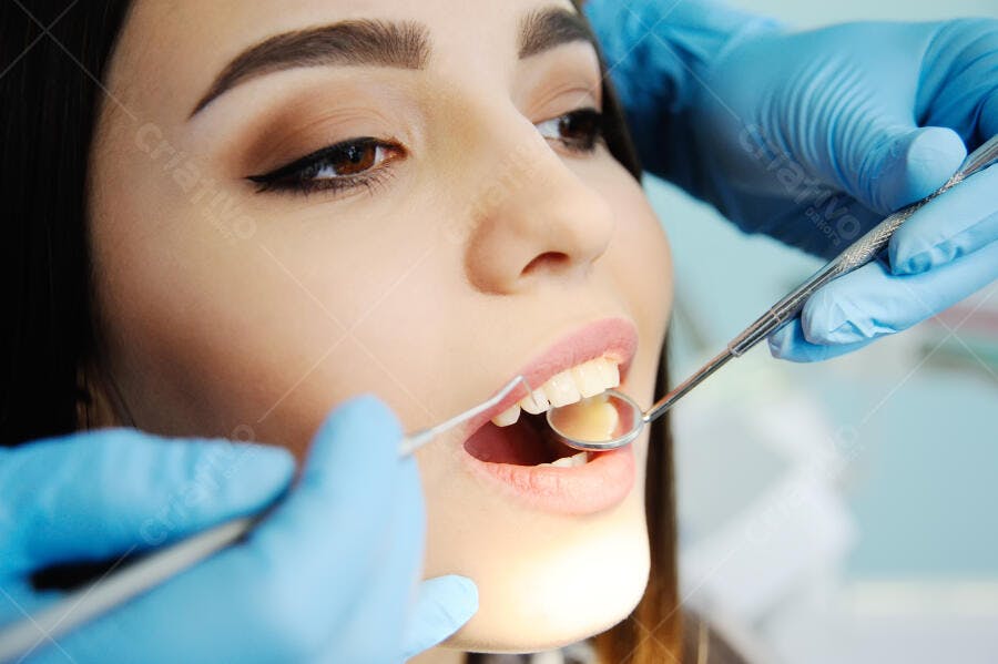 Exame dentário mulher jovem dentista
