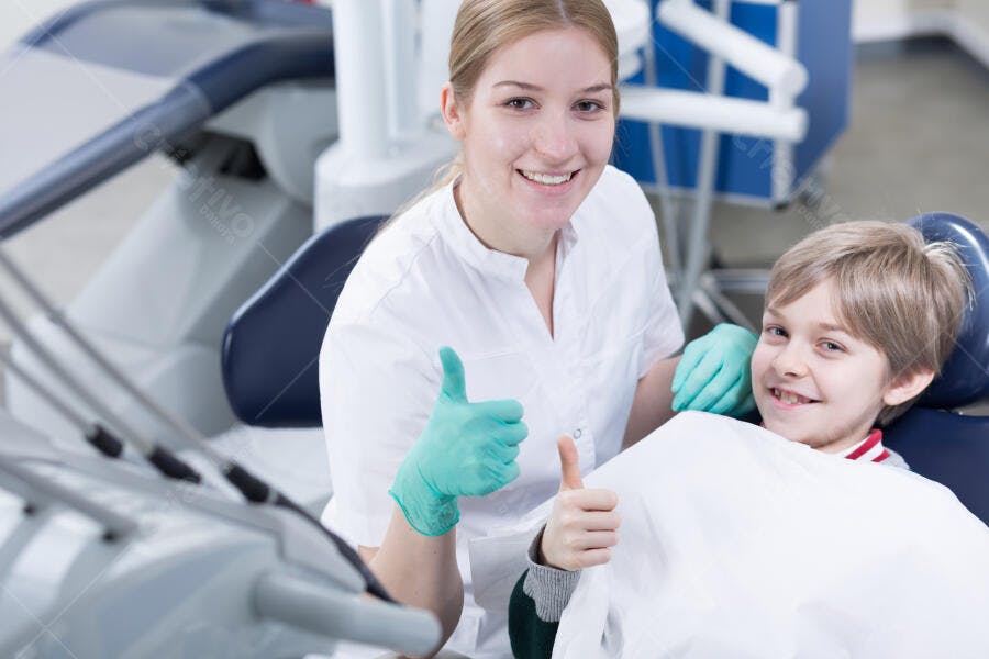 Dentista e criança felizes consultório odontológico
