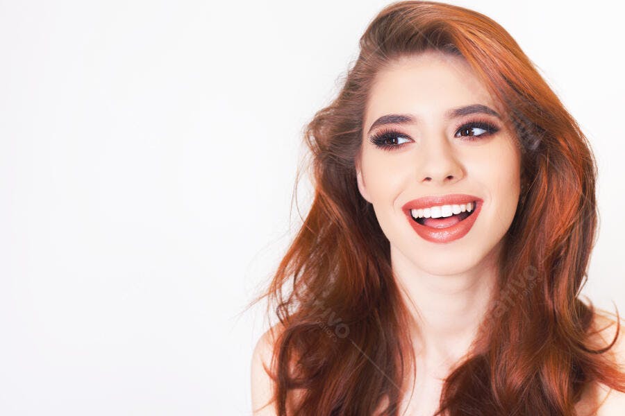 Mulher ruiva sorrindo fundo branco