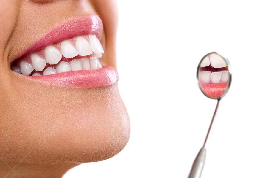 Sorriso saudável dentes brancos espelho