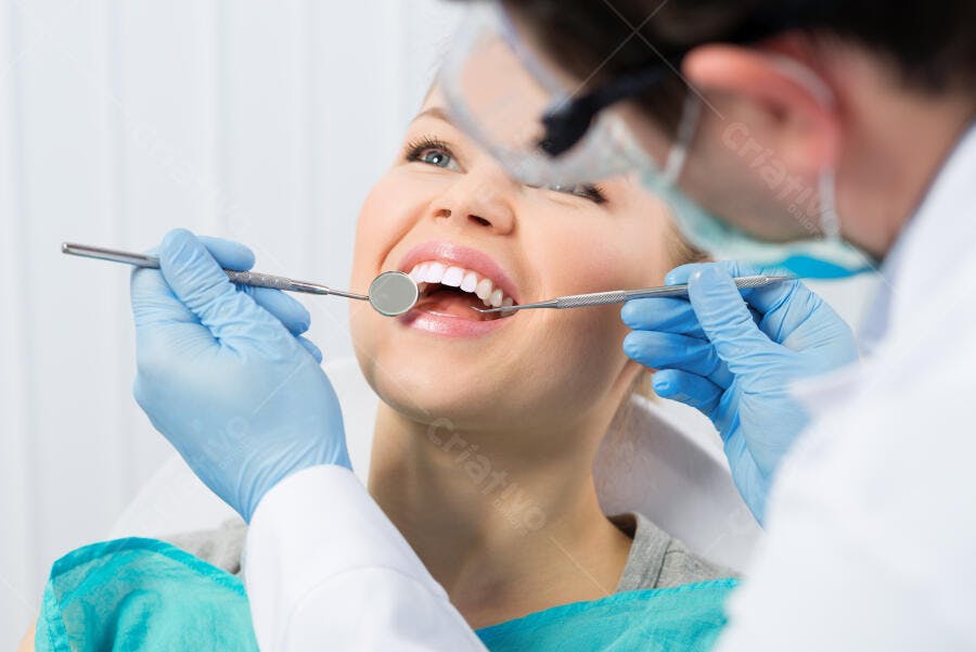 Consulta dentária mulher sorrindo