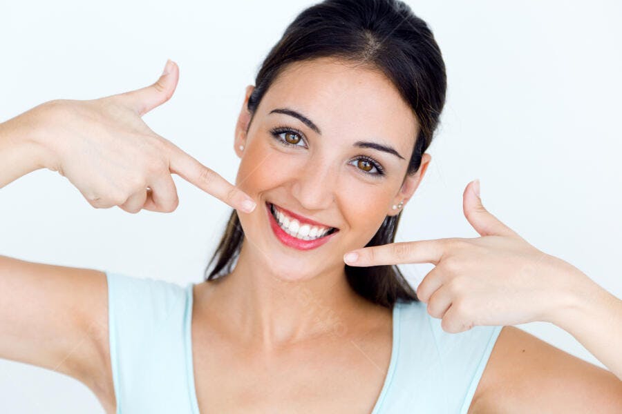Sorriso brilhante mulher jovem fundo branco
