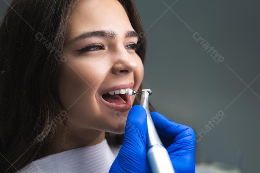 Limpeza dental jovem mulher sorriso saudável