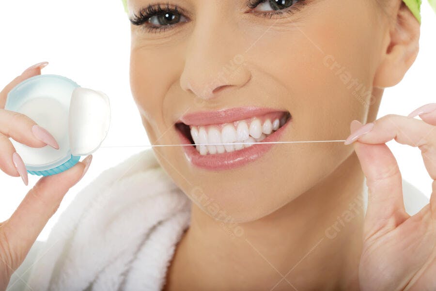 Mulher usando fio dental sorriso saudável