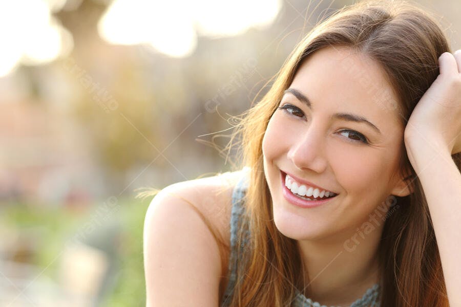 Mulher Sorrindo ao Ar Livre Dia Ensolarado