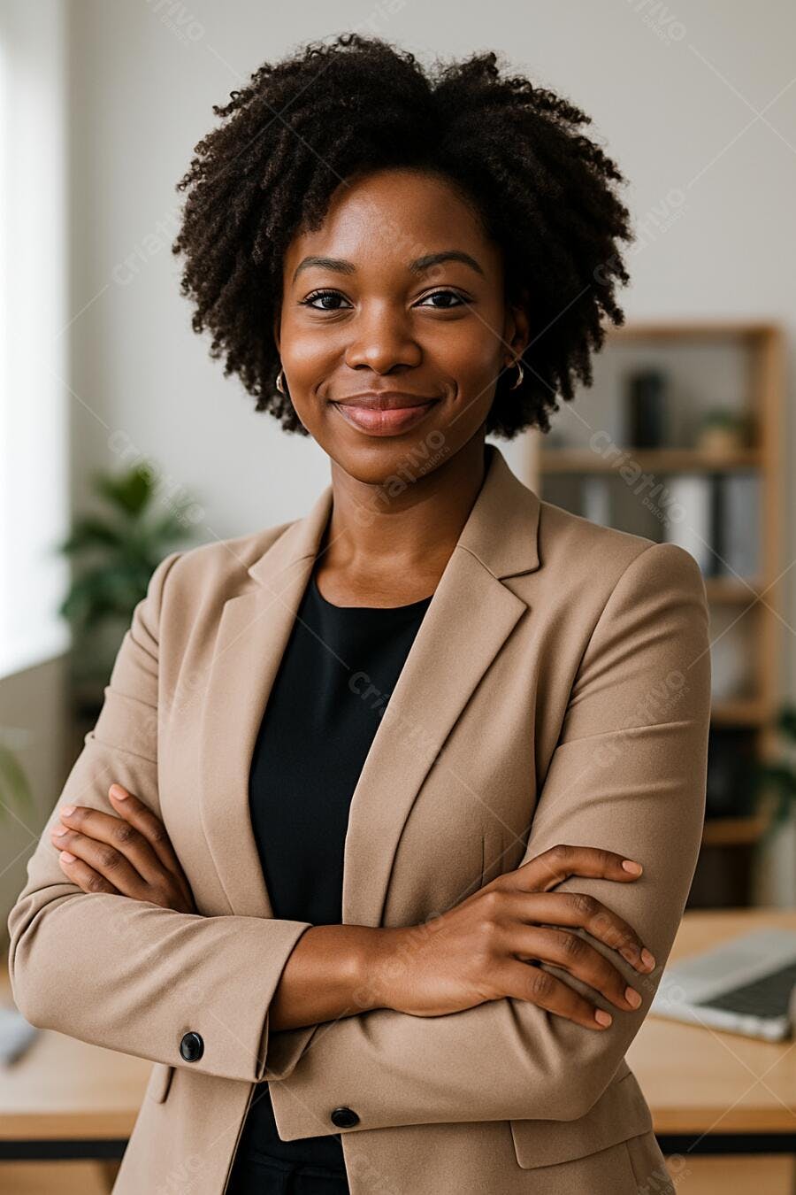 Executiva negra confiante em seu escritório
