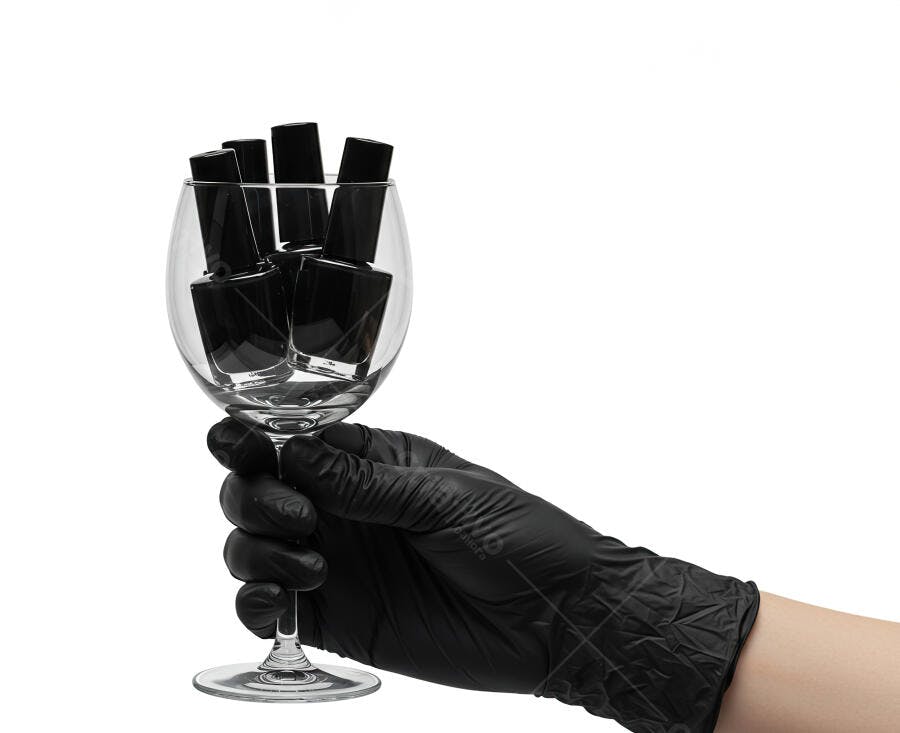 Esmaltes pretos em taça de vinho