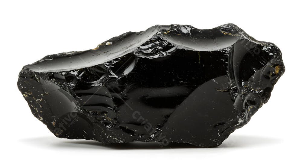 Pedra de obsidiana bruta com superfície preta brilhante e bordas afiadas
