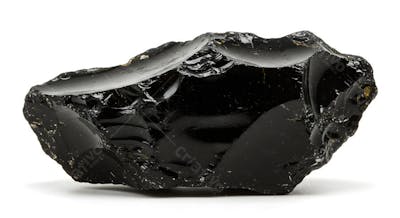 Pedra de obsidiana bruta com superfície preta brilhante e bordas afiadas