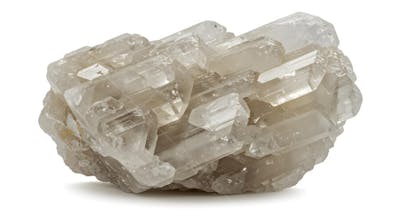 Aglomerado de cristais de quartzo transparentes com pontos transparentes em fundo branco