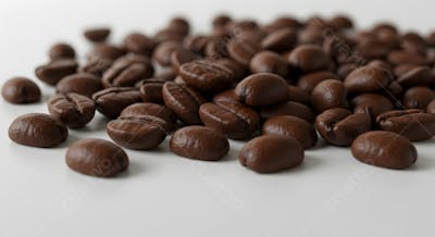 Grãos de café torrados em fundo branco