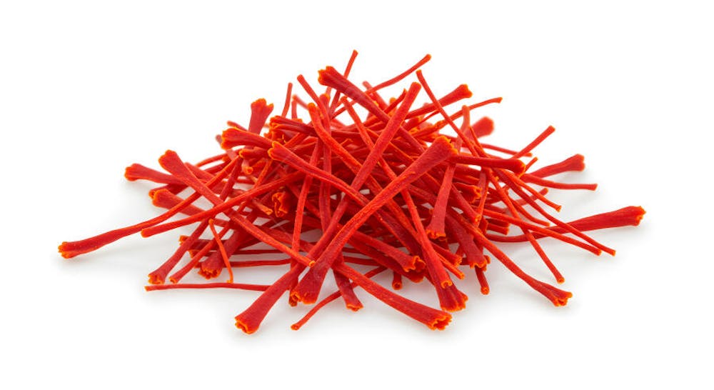 Pilha de fios de açafrão vermelho sobre fundo branco