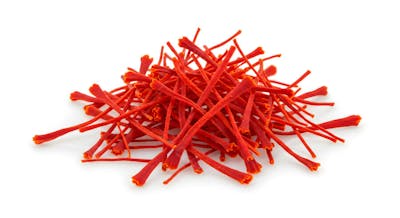 Pilha de fios de açafrão vermelho sobre fundo branco