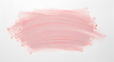 Pincelada rosa suave sobre tela branca