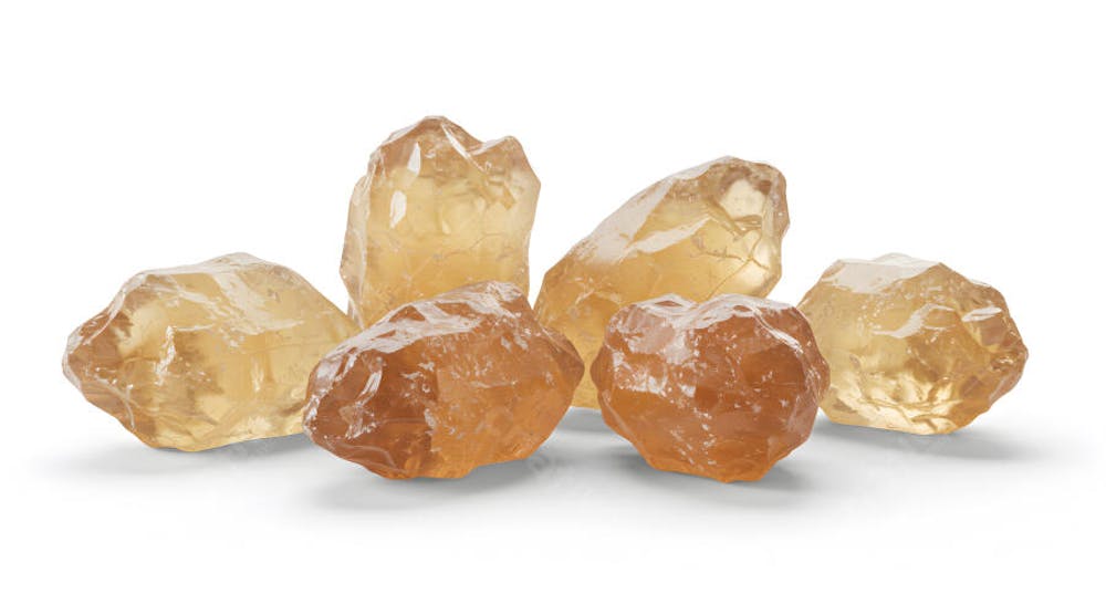 Pedras de cristal âmbar em fundo branco