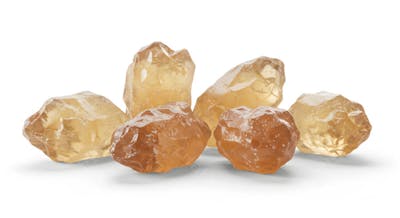 Pedras de cristal âmbar em fundo branco