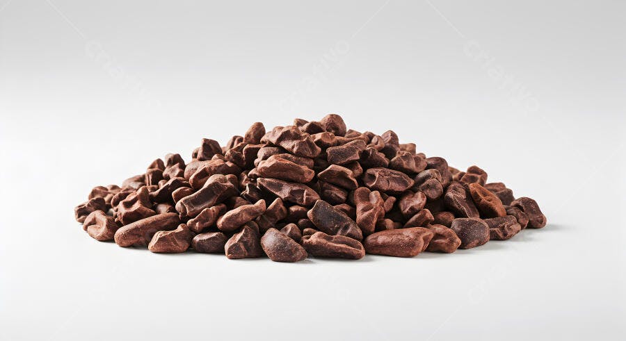 Nibs de cacau orgânicos em fundo branco