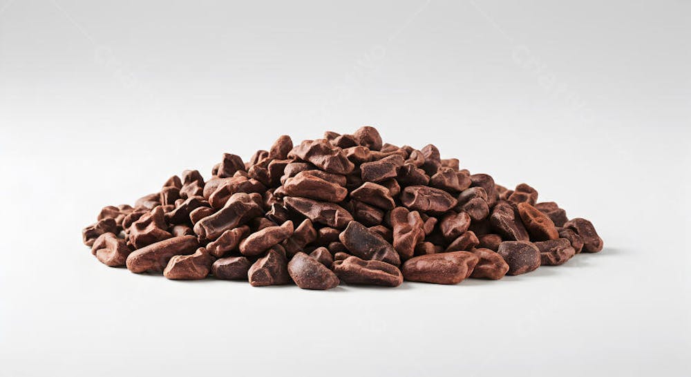 Pilha de nibs de cacau em fundo branco