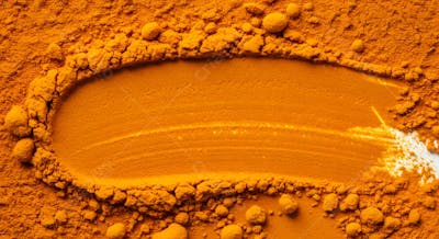 Pó de cúrcuma laranja vibrante com gotas líquidas