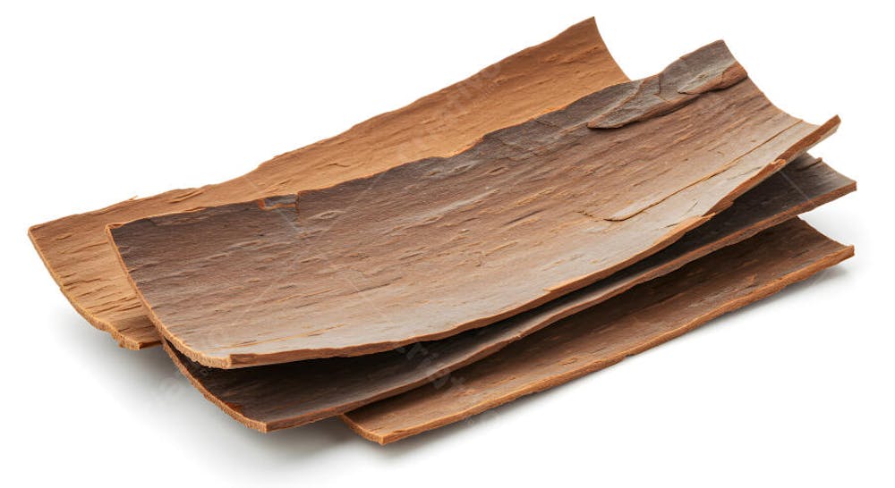 Pedaços de casca de canela curvados em fundo branco