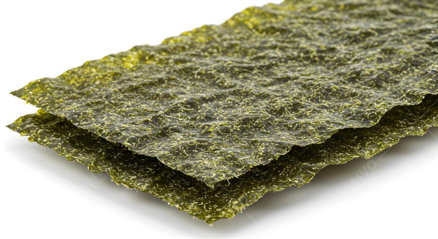 Folhas de Nori empilhadas fundo branco