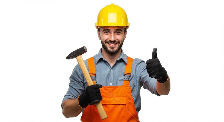 Construtor sorrindo com martelo fundo branco