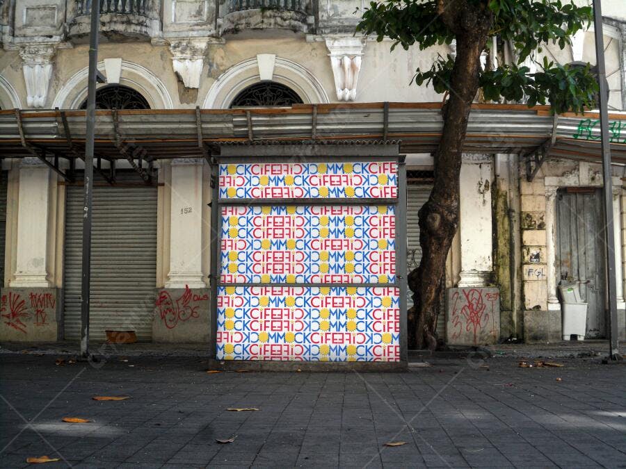 Mockup de Quiosque Urbano com Padrão Geométrico
