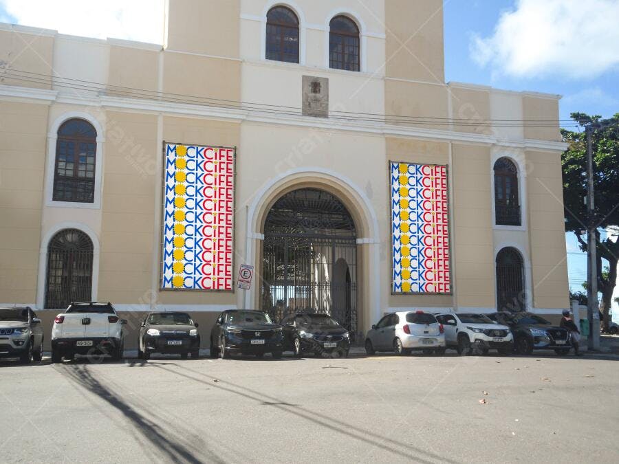 Mockup de Banner Externo em Prédio Histórico com Cores Vibrantes