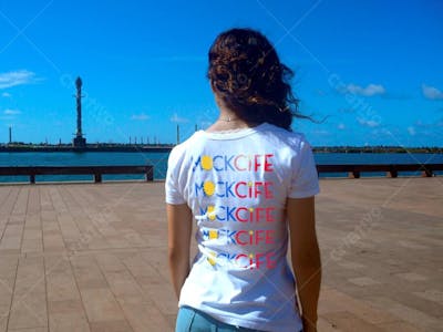 Mulher com Camiseta de costas Mockup- Marco Zero