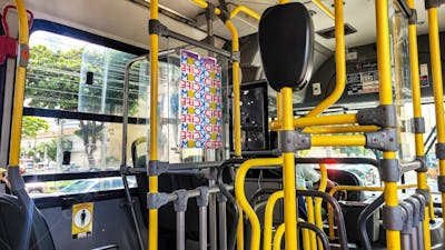 Mockup de poster realista - catraca de ônibus