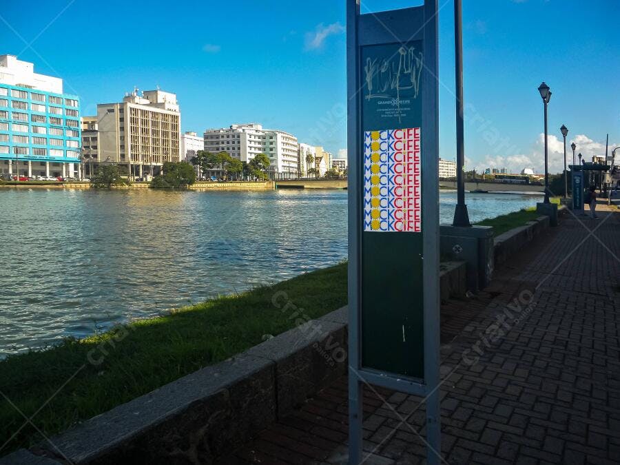 PSD para Mockup de Outdoor em Cidade à Beira-Mar PSD Editável