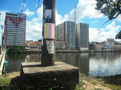 Mockup de poster realista - Poste Rio Capibaribe