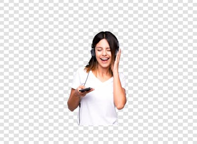 Jovem mulher usando o celular com fones de ouvido e cantando