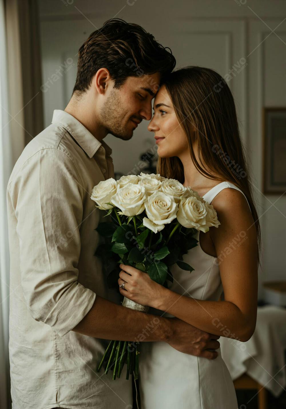 Casal Jovem e Romantico se Abraça Segurando um Buquê de Rosas Brancas