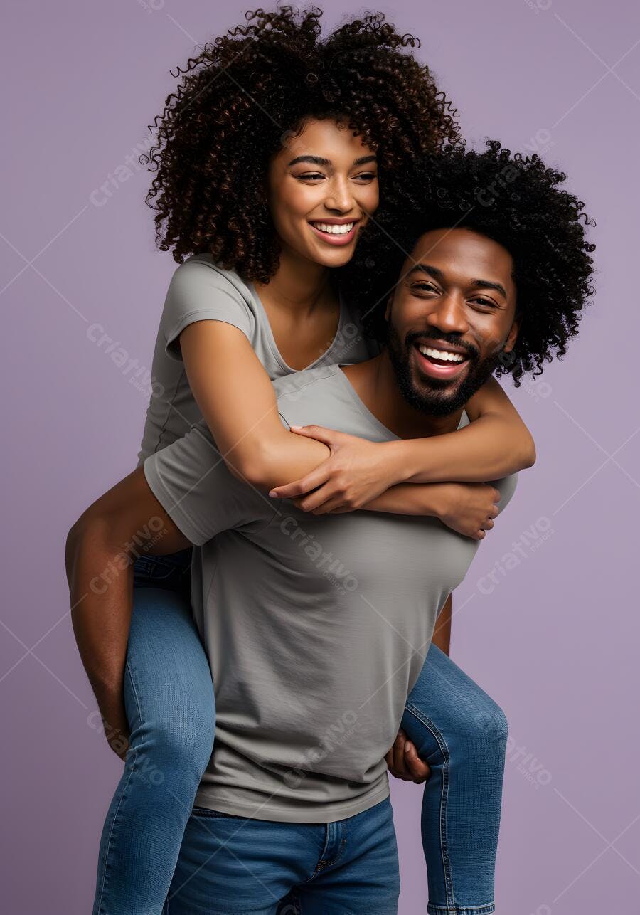 Casal negro feliz se abraçando fundo lilás