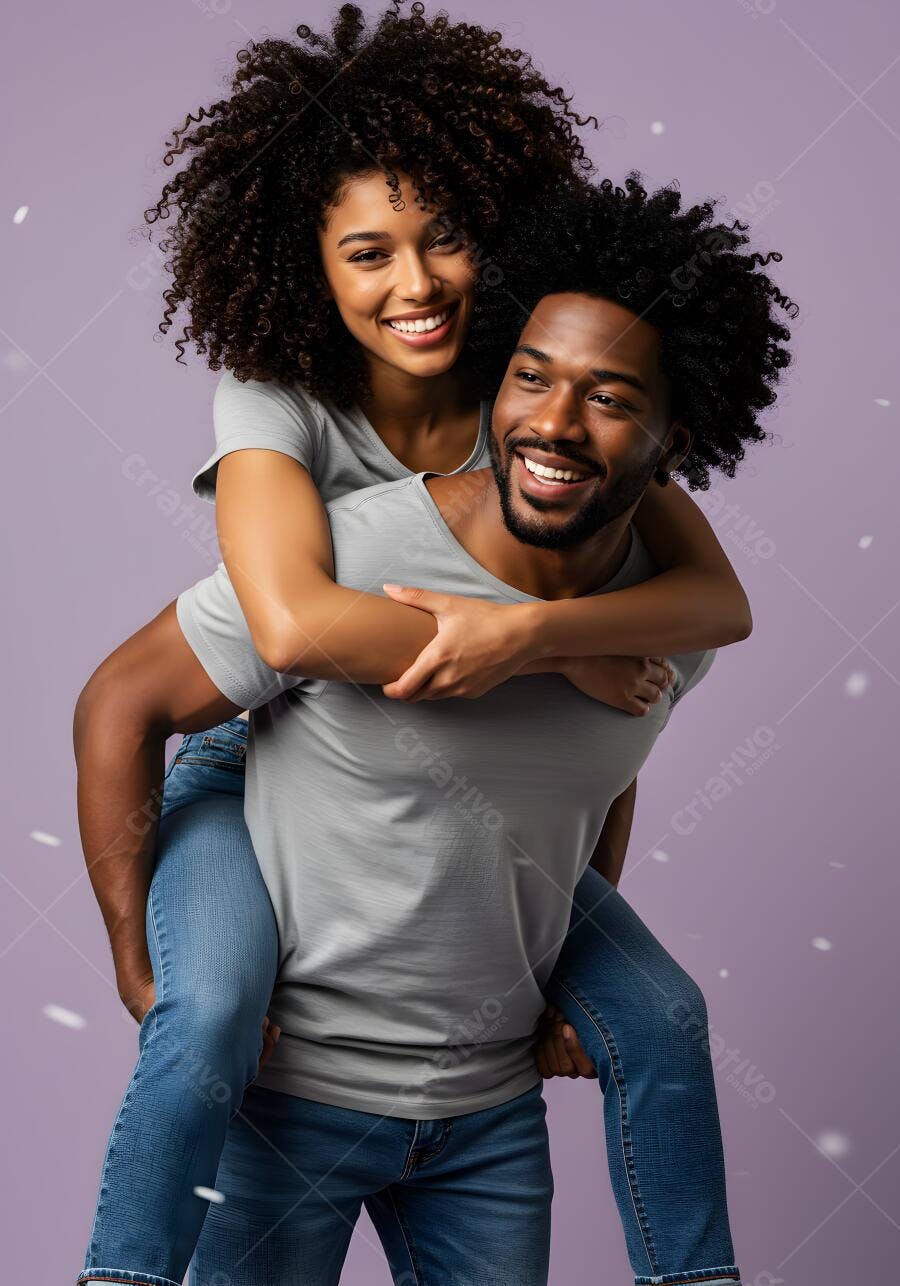 Casal negro alegre em piggyback fundo roxo