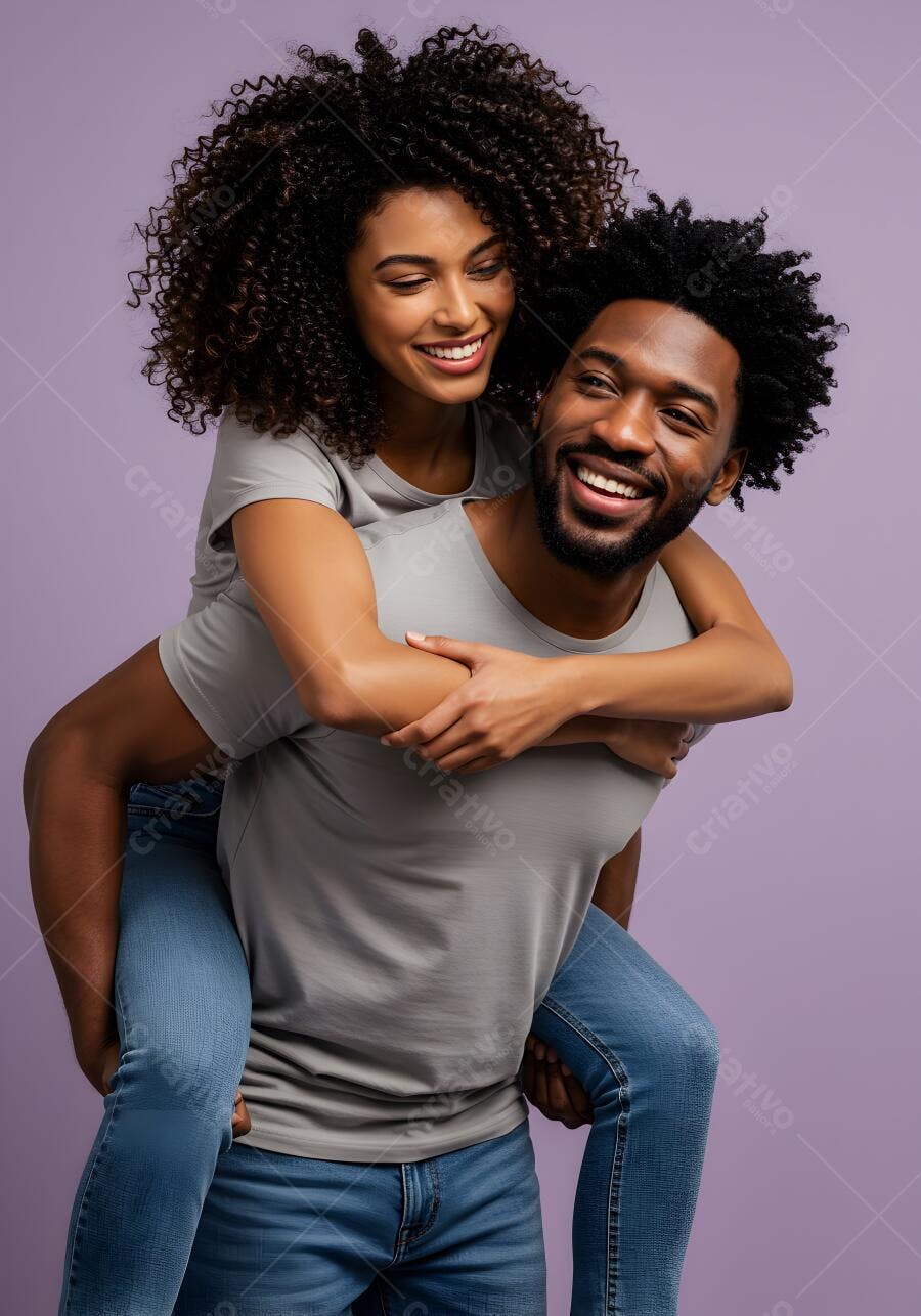 Casal negro alegre em abraço divertido