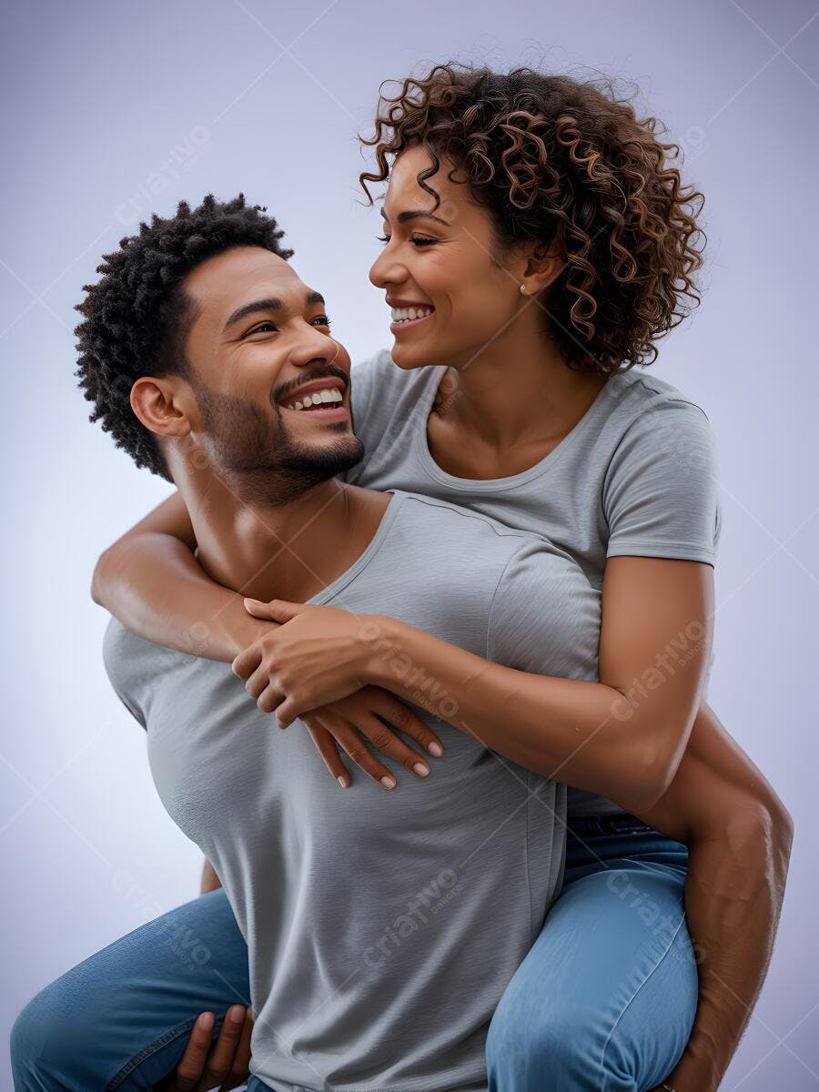 Casal negro feliz se abraçando fundo cinza