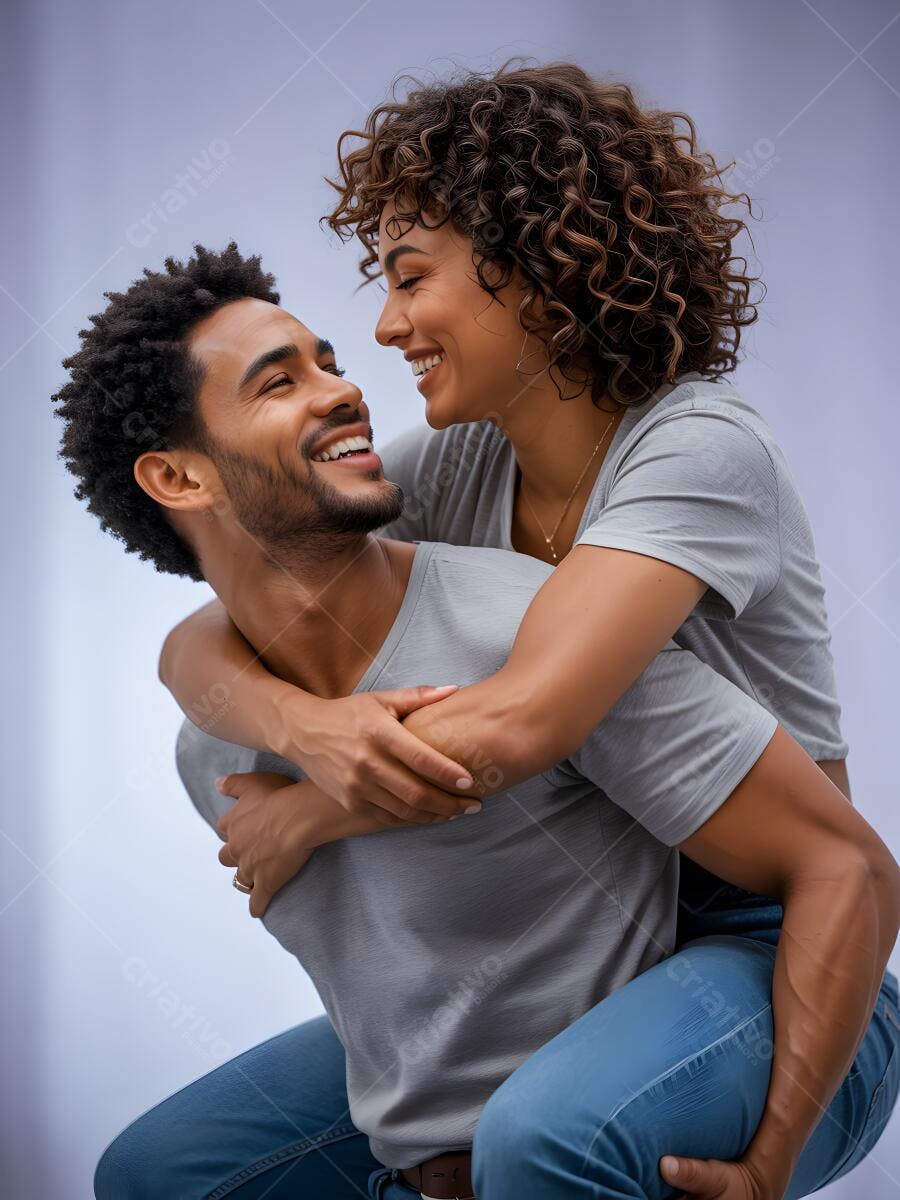 Casal negro alegre se abraçando fundo claro