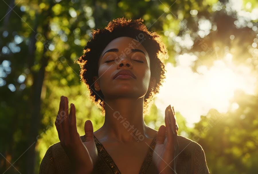Mulher negra meditando na natureza ao entardecer