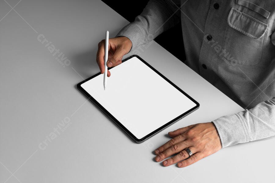 Mockup Realista de Tablet com Caneta em Mesa Cinza