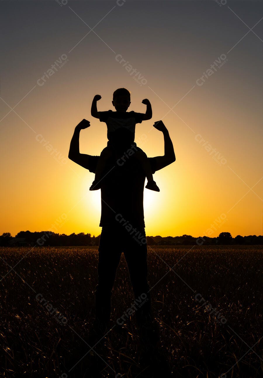Pai e filho ao pôr do sol