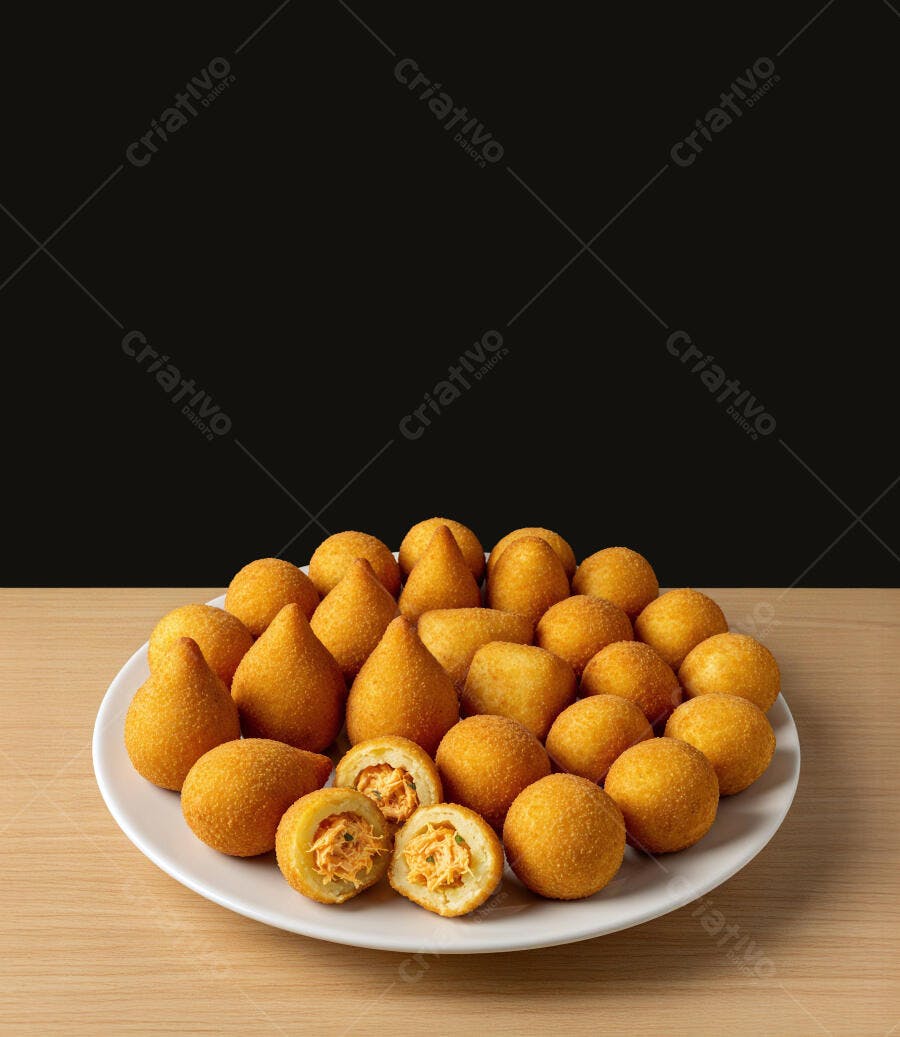 Salgados de frango deliciosos prato madeira