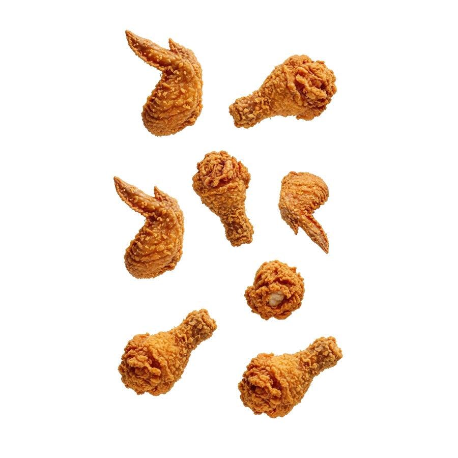 Frango frito caindo fundo branco