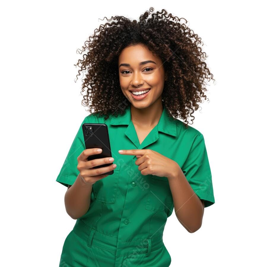 Mulher negra sorrindo com celular verde