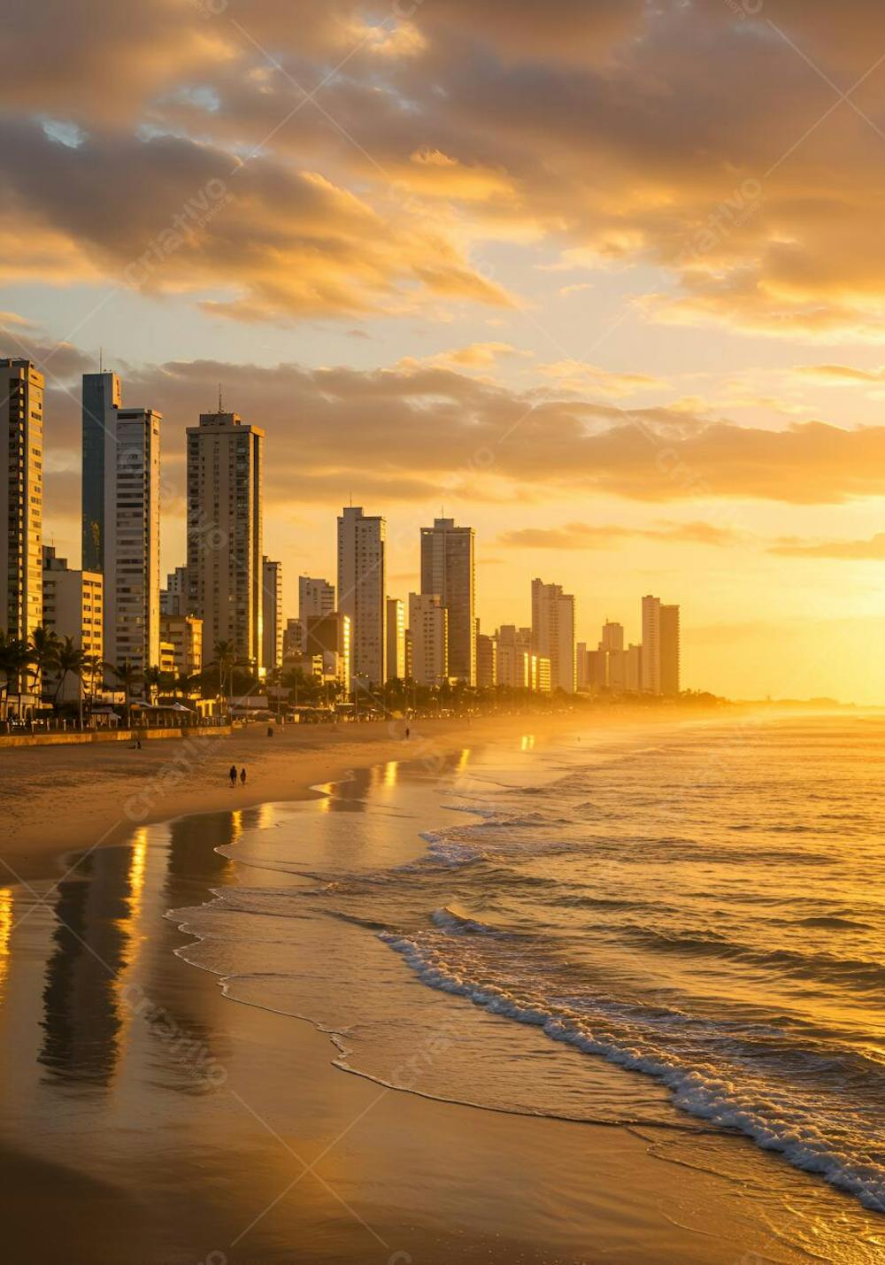 Imagem de prédios altos na orla de uma praia ao entardecer. Tons dourados e alaranjados dominam a cena. O mar calmo reflete o céu e os edifícios. A atmosfera é tranquila e pacífica.