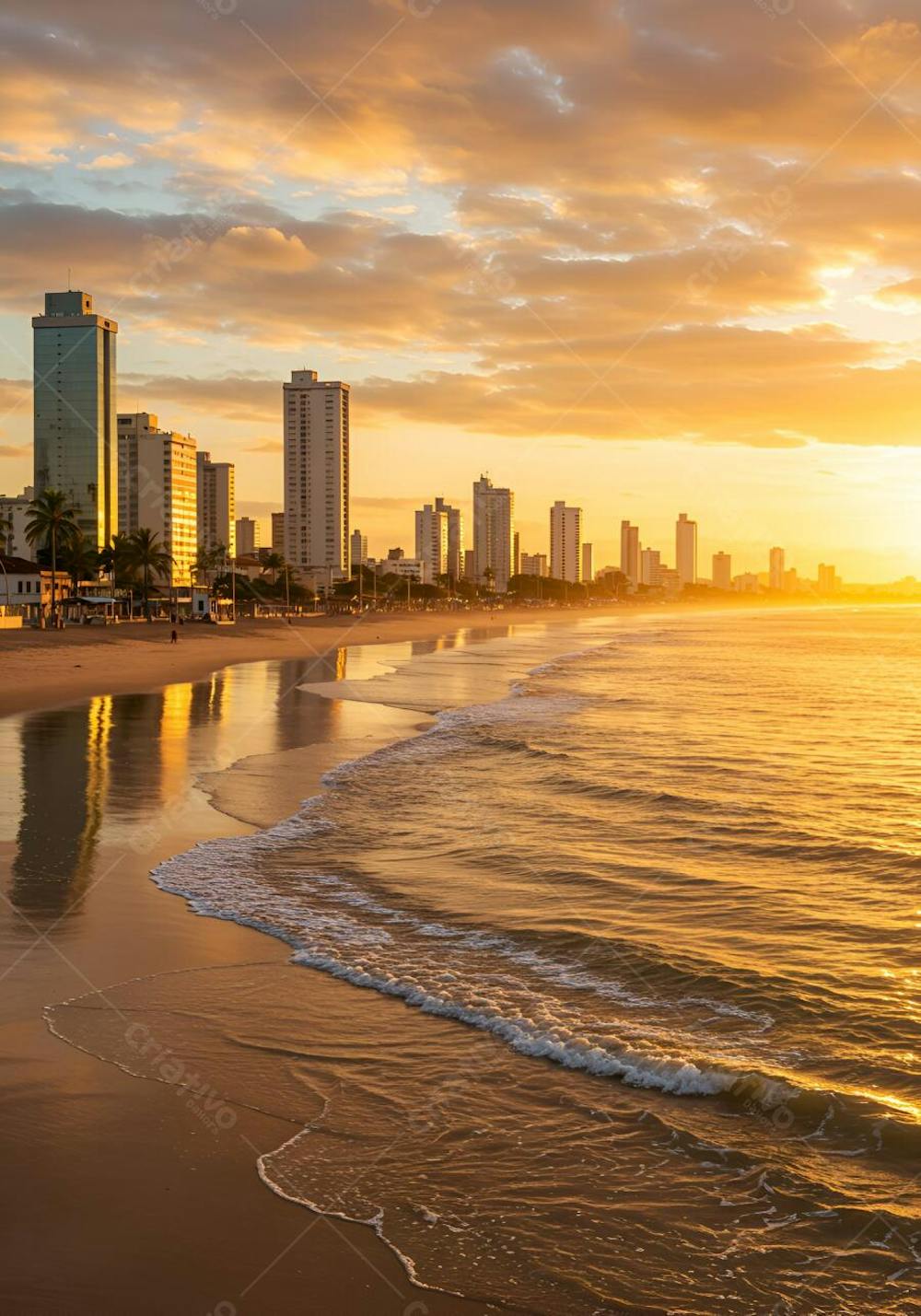 Cena de tirar o fôlego com prédios modernos refletidos na areia dourada molhada por ondas suaves durante um pôr do sol vibrante em tons de laranja e amarelo. Atmosfera calma e serena.