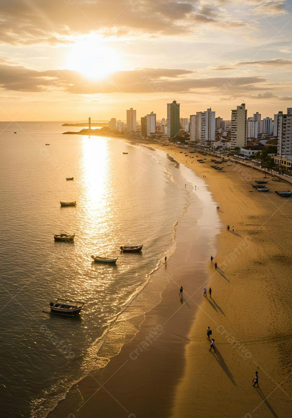 Imagem aérea de pôr do sol sobre praia com barcos e cidade ao fundo. Tons dourados e alaranjados predominam.  Atmosfera calma e serena.  Composição equilibrada.